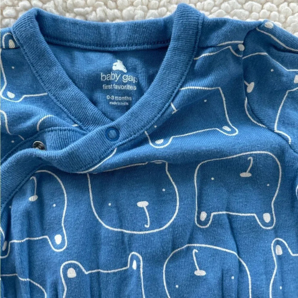 Baby Gap onesie with snaps - Picture 2 of 3